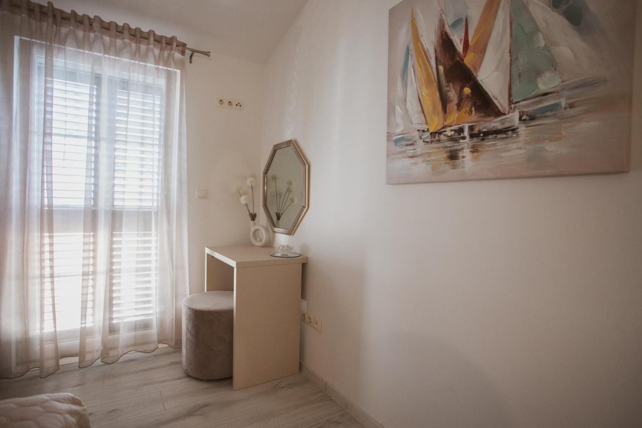 ドゥギ・ラット Luxury House Lucijaヴィラ エクステリア 写真